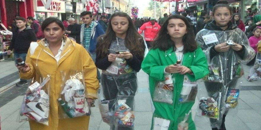 Öğrenciler çöplerini üzerlerinde biriktiriyor