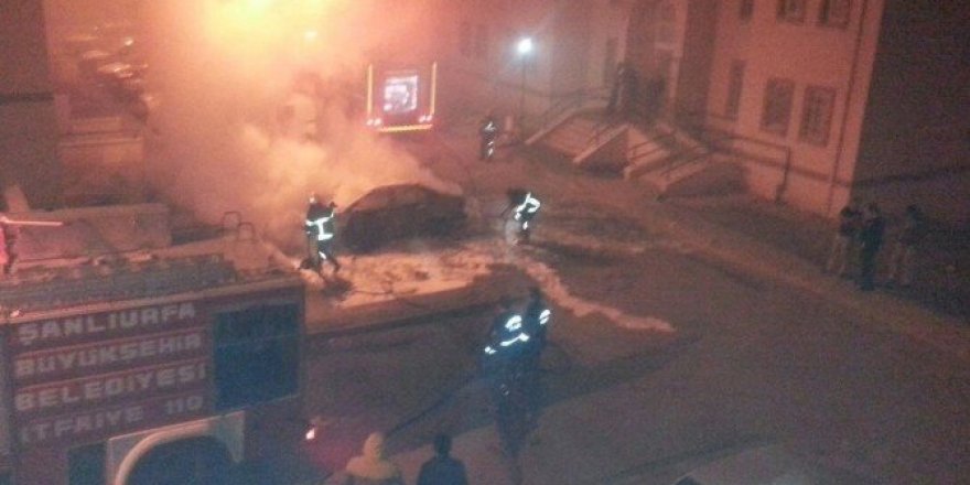 Park halindeki otomobil alev aldı