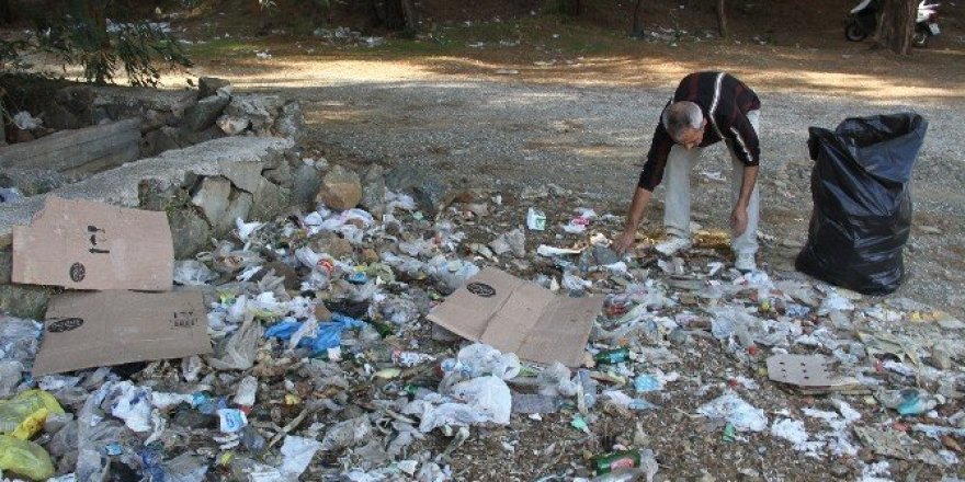 Oğlunun acısını çevre temizliği yaparak unutmaya çalışıyor