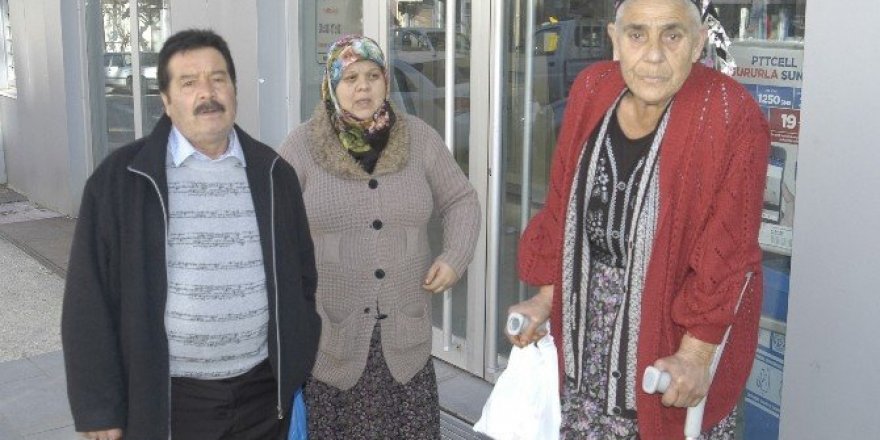 Motosikletin çarptığı yaşlı kadın yürümekte güçlük çekiyor