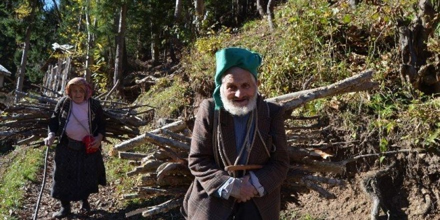 Yaşlı çift, gençlere adeta taş çıkartıyor