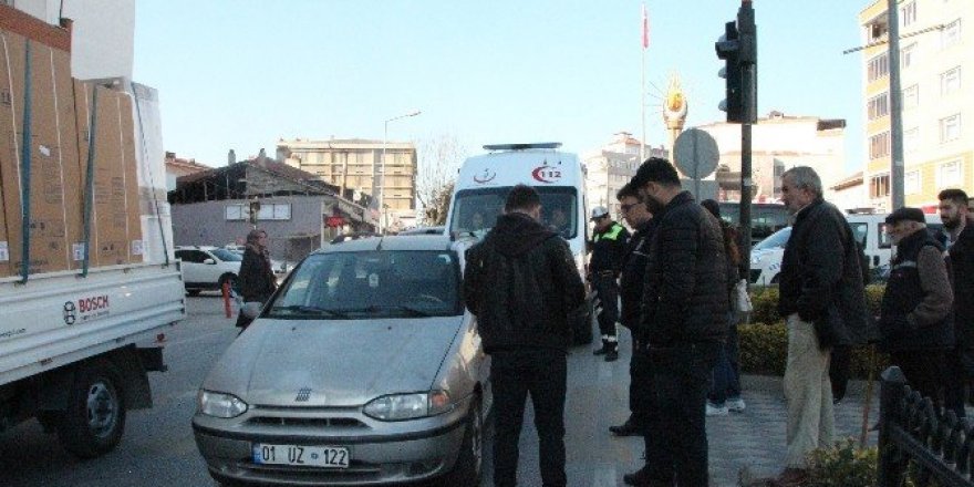 Otomobilin çarptığı üniversite öğrencisi genç kız yaralandı