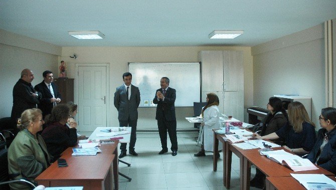 Kadın mülteciler yeni bir başlangıç için Türkçe öğreniyor