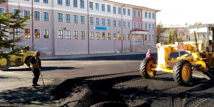 Seydişehir'de okul bahçeleri asfaltlanıyor