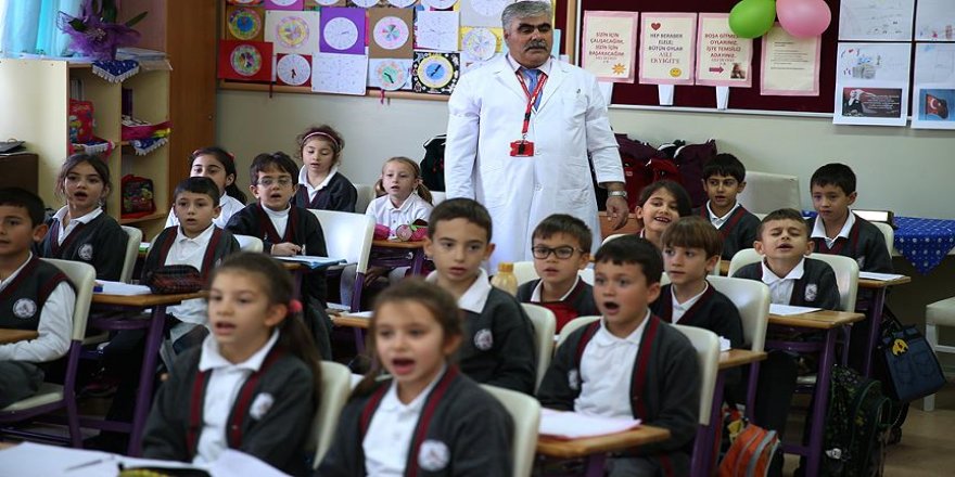 Örnek projeleriyle minik öğrencilerine ışık tutuyor