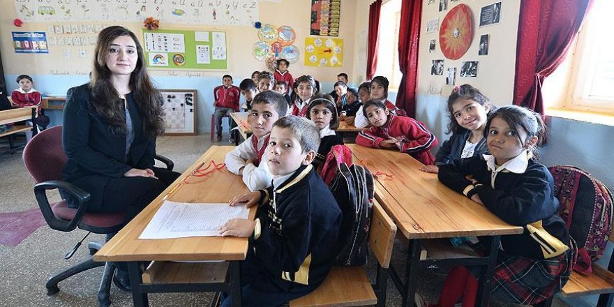 Köy okulunun fedakar öğretmeni