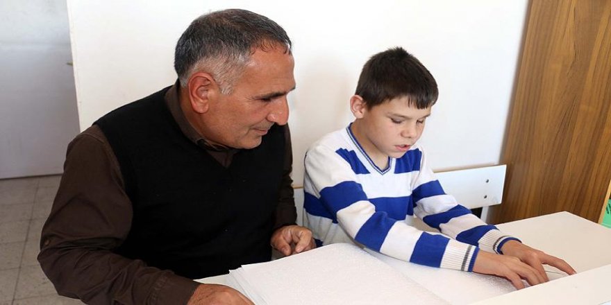 Görmeyen gözleriyle engelli öğrencilerine ışık oluyor