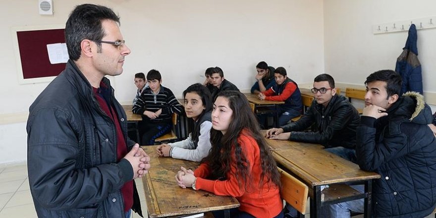Karanlık dünyasında öğrencilerini aydınlatıyor