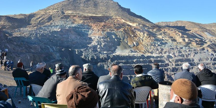 Enkaz altından gelecek haberi bekliyorlar