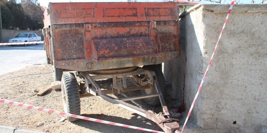 Traktör römorku ile duvar arasında sıkışan çocuk öldü