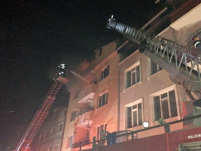 Yangından kurtulmak için önce oğlunu sonra kendini 5.kattan attı
