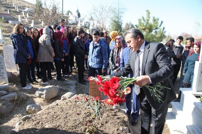 Trafik kazasında hayatını kaybeden öğretmenin mezarına ziyaret