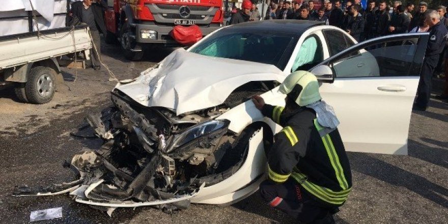 Otomobille kamyonet çarpıştı: 4 yaralı