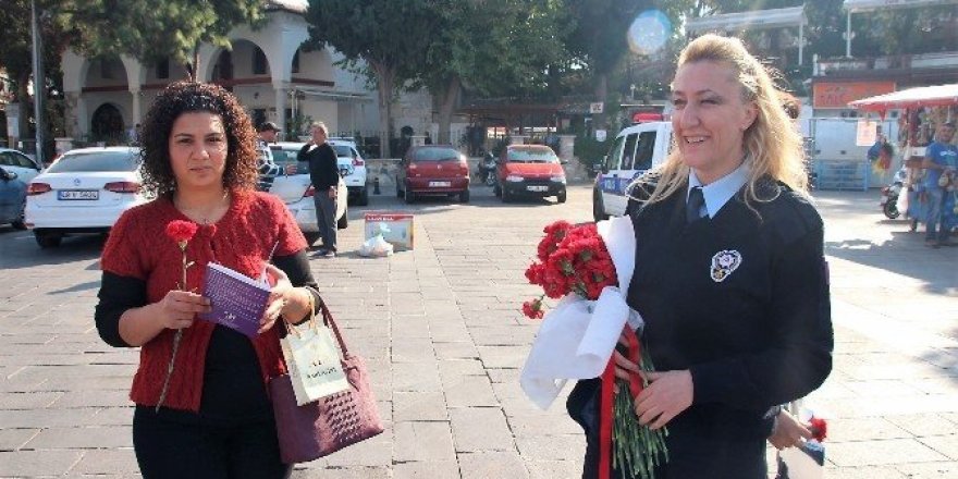 Polisler kadınlara karanfil dağıttı
