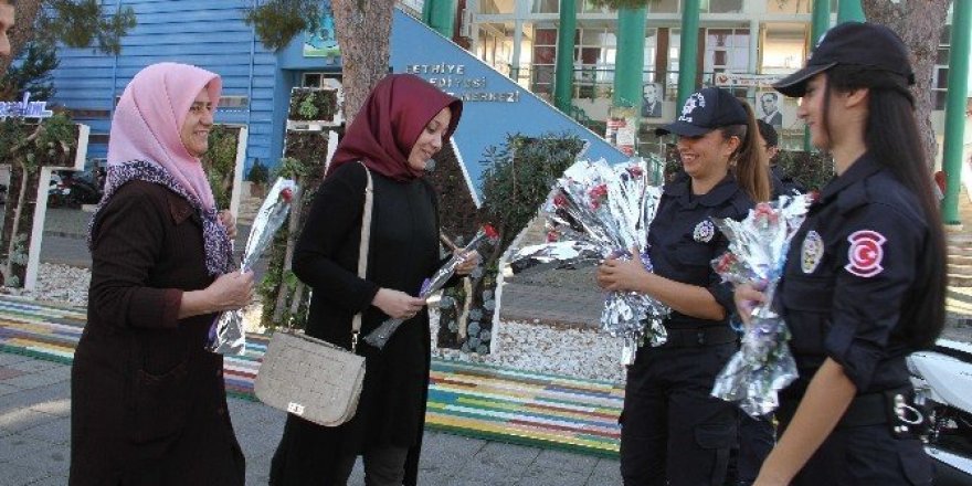 Toplum Destekli Polislerden kadınlara karanfil