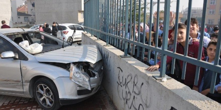 Okul önünde kaza dehşeti: 2 yaralı