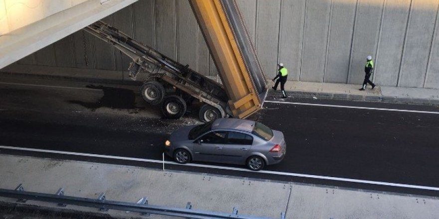 Dorseyi açık unuttu, üst geçide takıldı