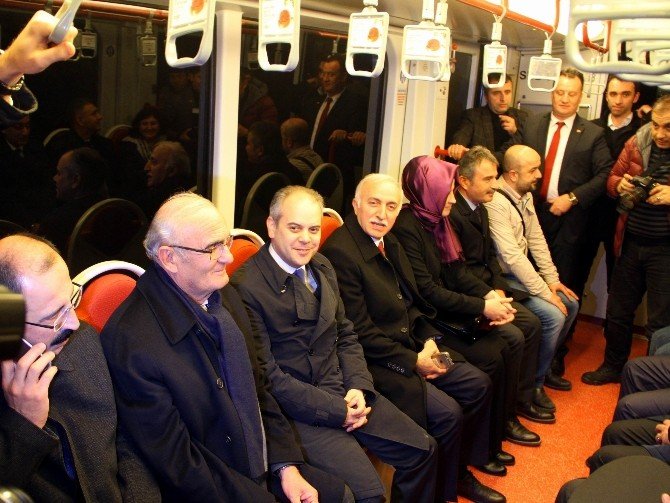 Bakan Kılıç tramvayla yolculuk yaptı