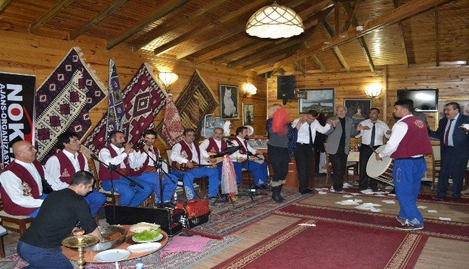 Van sıra gecesi ekibi, öğretmenler gününde coşturdu