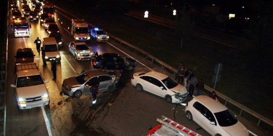 Antalya’da zincirleme trafik kazası: 3 yaralı