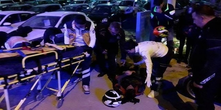 Kaza yapan motosiklet tutkunları hastaneye kaldırıldı