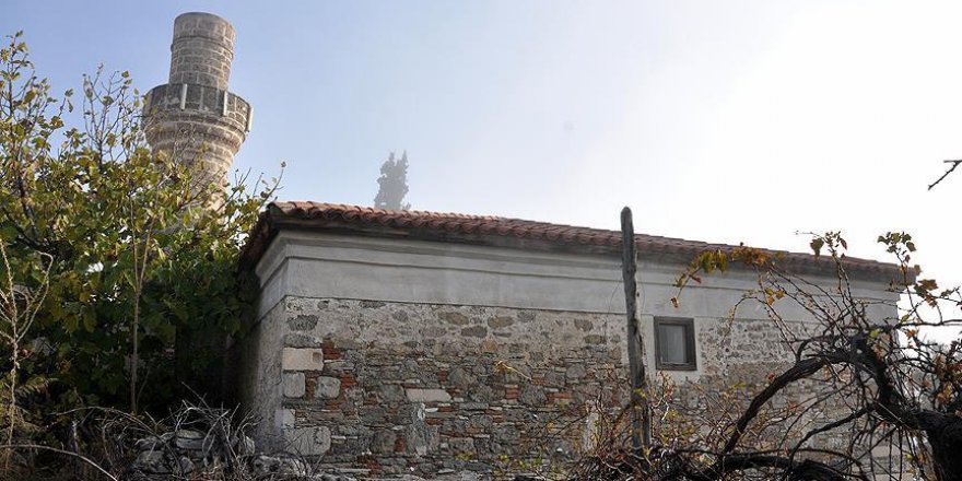 Tarihi caminin minare külahını çalmak istediler