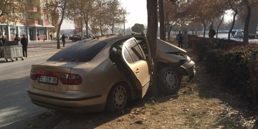 Konya'da otomobil ağaca çarptı!