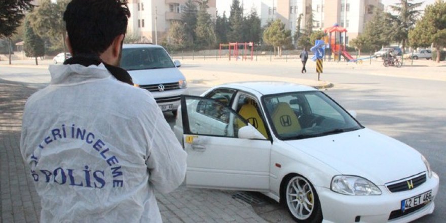 Kapısını kilitlemediği otomobilinden 13 bin lira çalındı