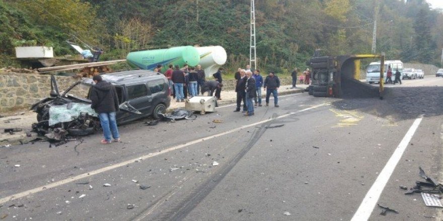 Rize’de asfalt yüklü kamyonla otomobil çarpıştı: 2 yaralı