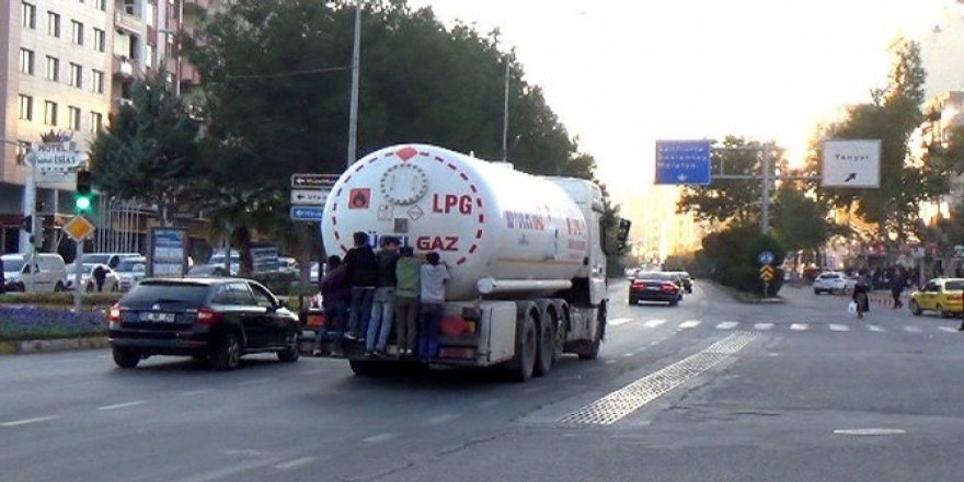 Çocukların trafikte tehlikeli oyunu