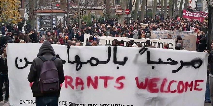 Paris'te 'sığınmacılar hoş geldiniz' gösterisi