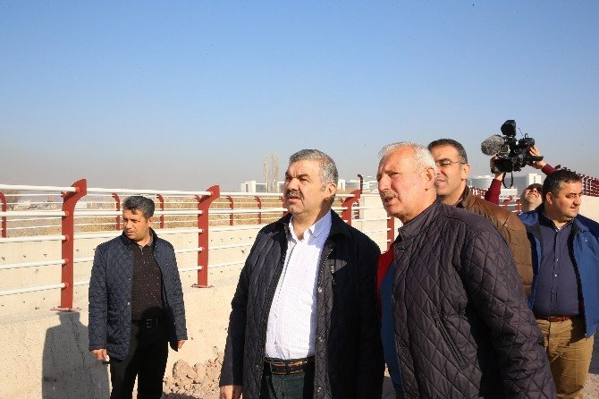 Büyükşehir yol açmaya devam ediyor
