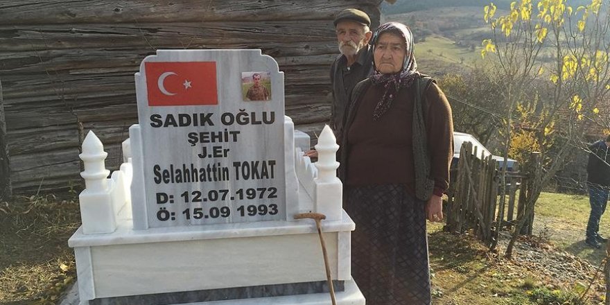 Şehit oğullarının kabrini beklemek için köyü terk etmiyorlar