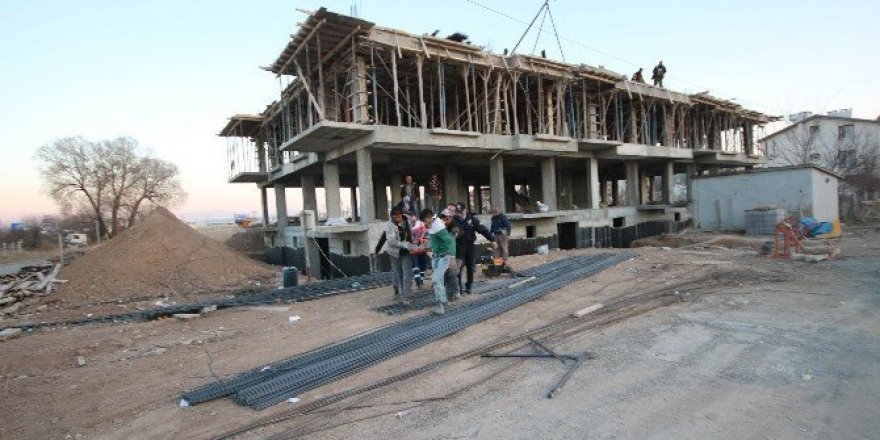 Konya'da inşaattan düşen işçi yaralandı