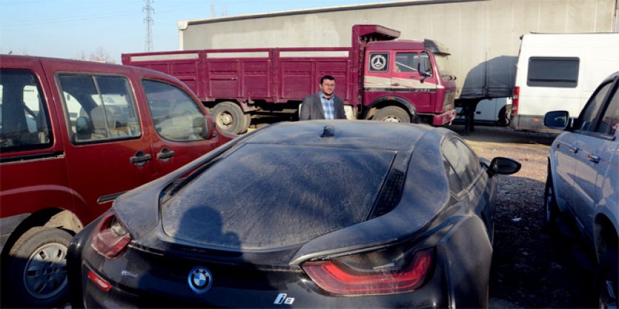 Çürümeye terk edilmiş lüks araçlar şaşırtıyor!