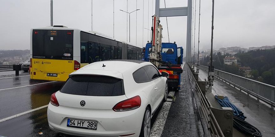 Köprüde bırakılan araç polisi harekete geçirdi