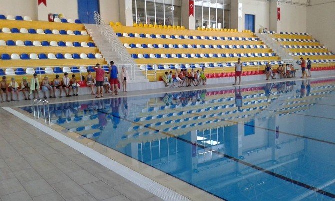 Hatay Büyükşehir Belediyesi Yaşam Merkezi’nde ücretsiz yüzme kursu