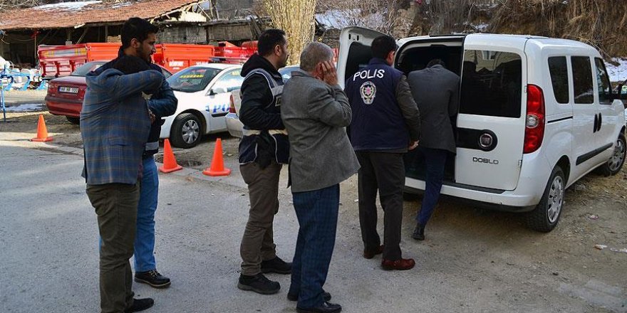 "Üzerinde pislik var, sana yardım edelim" deyip...