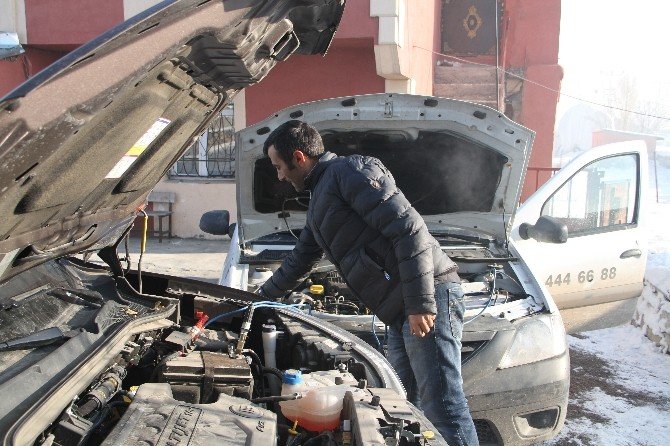 Göle eksi 24 dereceyi gördü, araçlar soğuktan çalışmadı