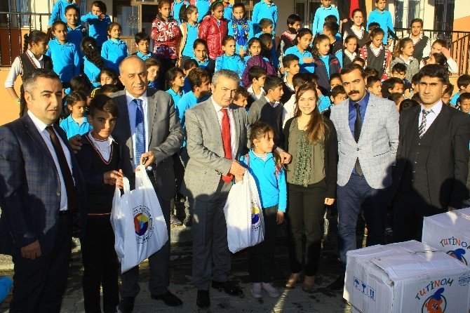 Hakkari’de kış öncesi öğrencilere sevindirildi