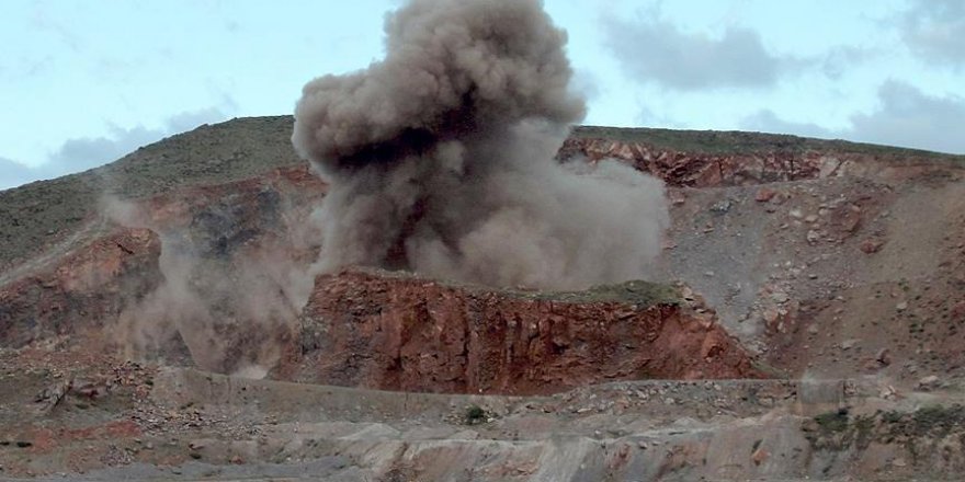 Hakkari'de bomba yüklü araç imha edildi