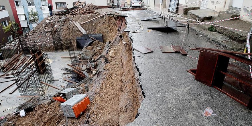 İzmir'de sağanak nedeniyle göçük meydana geldi