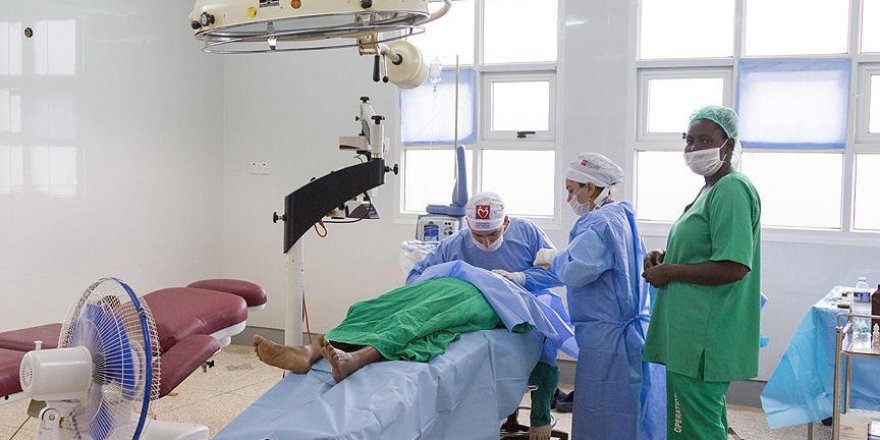Yeryüzü Doktorları Uganda'da yüzlerce hastaya ışık oldu