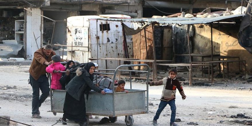 Halep'te siviller rejim bombardımanından kaçıyor