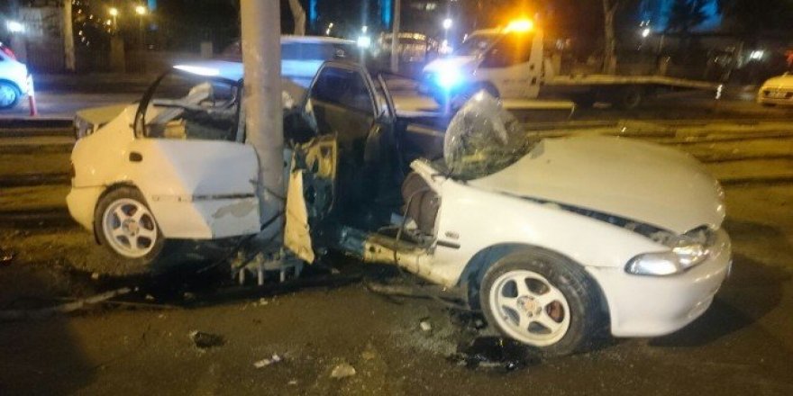 Otomobille tramvay yolundaki direğe çarptı: 1 ölü, 1 yaralı