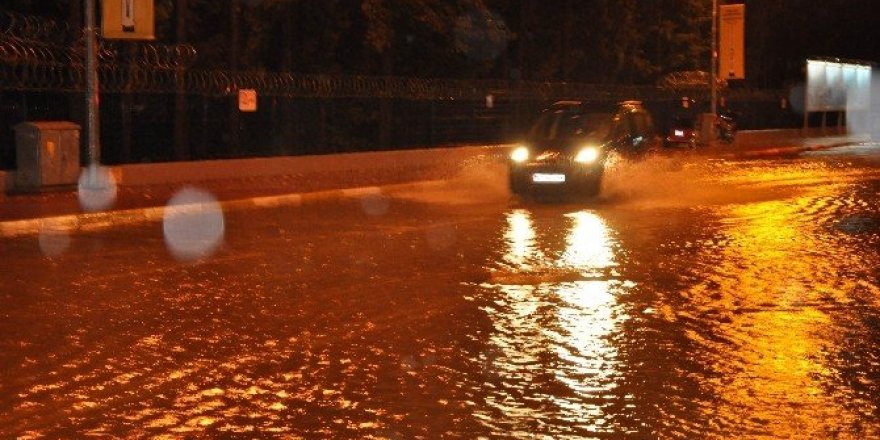 Antalya’da sağanak yağış ve fırtına