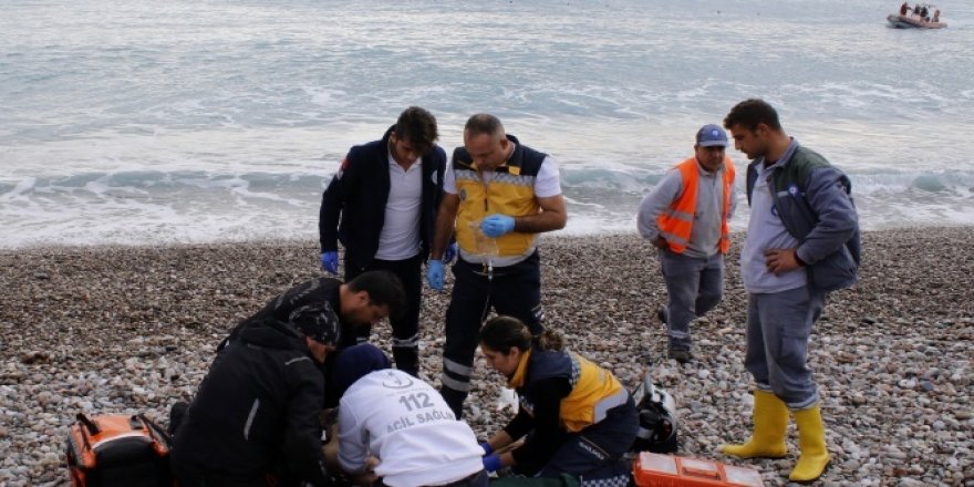İki genci kurtardı, kendi canından oldu