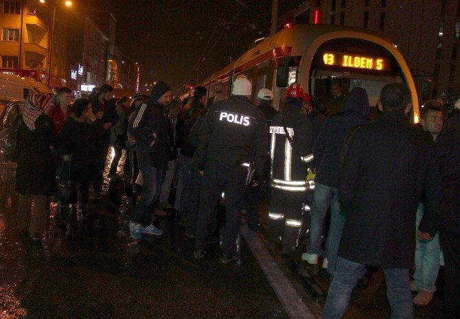 Tramvayın altında kalan çocuk yaralandı
