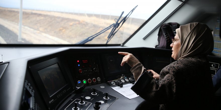 Emine Erdoğan hızlı tren kullandı