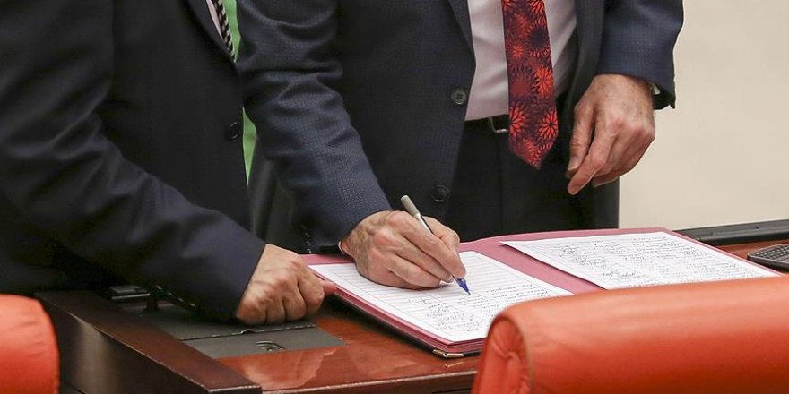 'Cumhurbaşkanlığı sistemi' teklifi imzaya açıldı